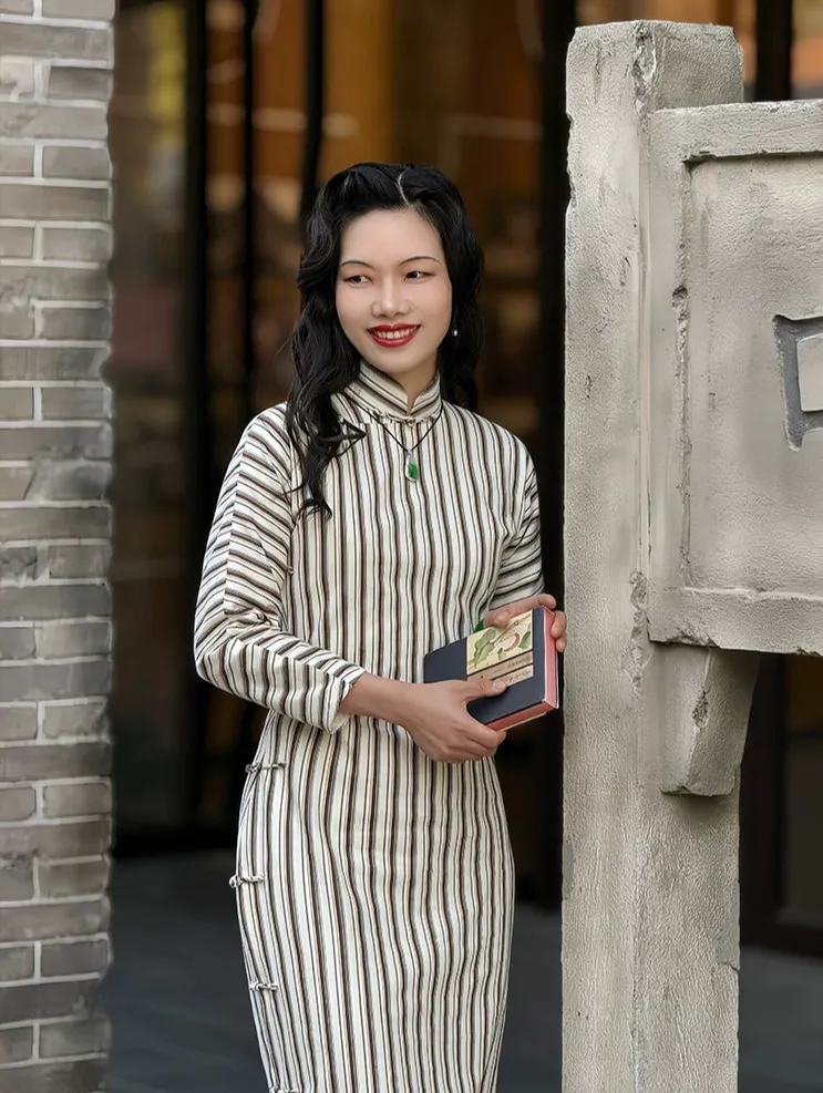 Zhi Xueyi 知雪意 One with Winter 1930s Corduroy Striped Long Sleeve Qipao